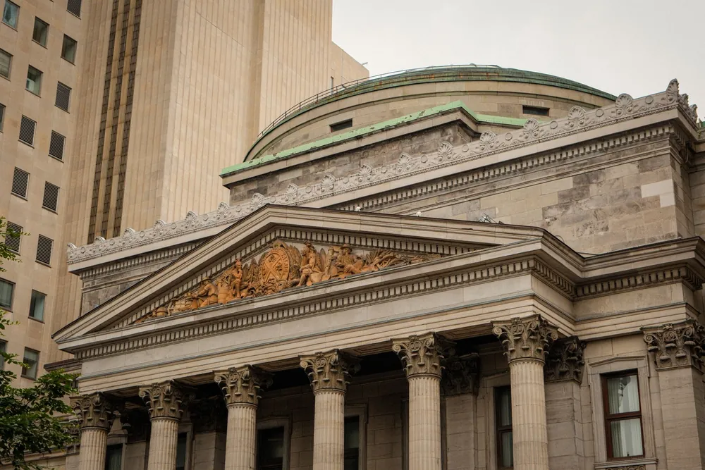 Façade néoclassique d'un bâtiment historique du centre-ville de Montréal