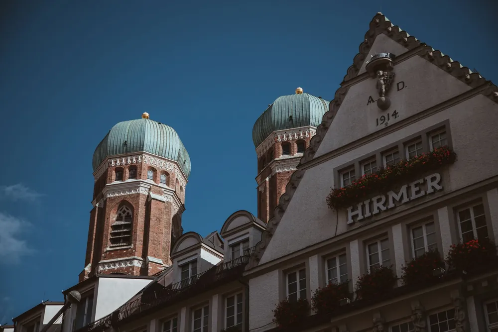 Tours historiques de Munich se découpant sur un ciel bleu clair