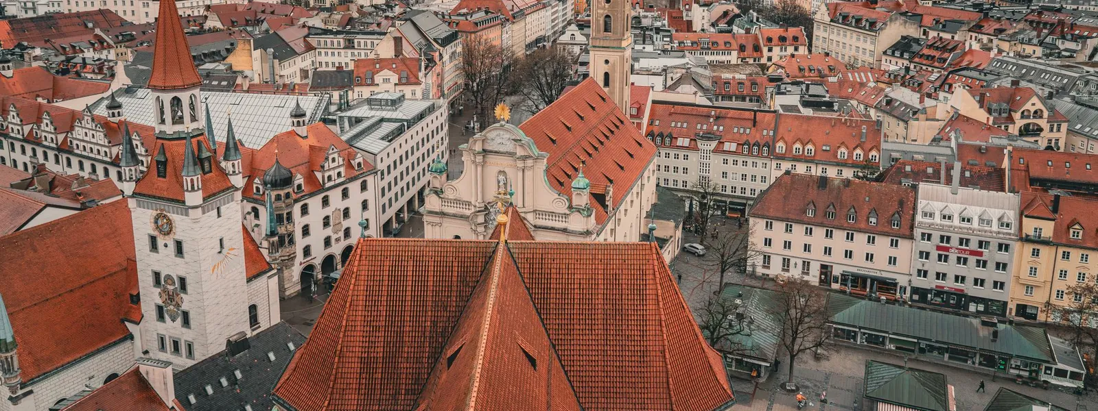 Toits colorés et architecture historique de la vieille ville de Munich