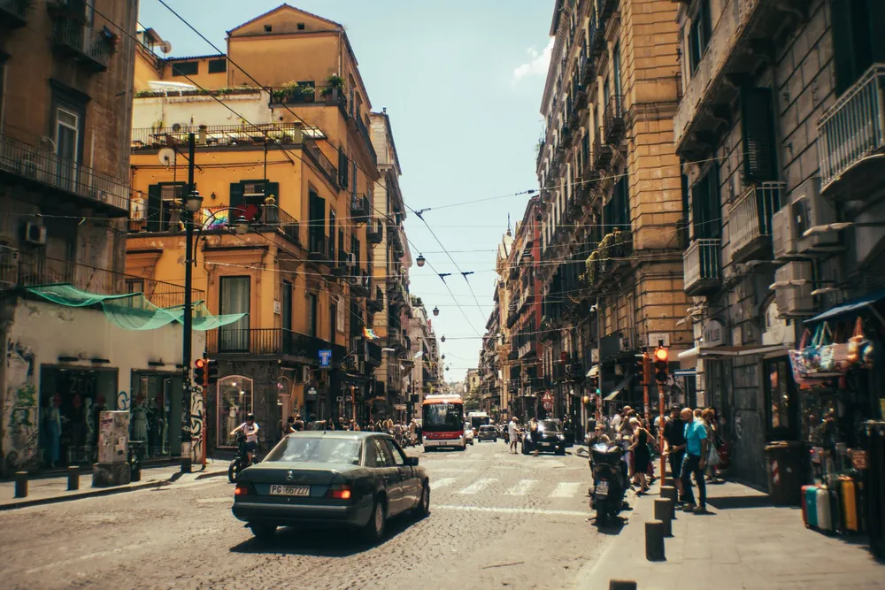 Rue animée de Naples avec son architecture européenne classique