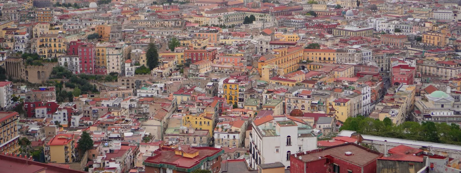 Toits denses et bâtiments historiques de Naples sous un ciel couvert