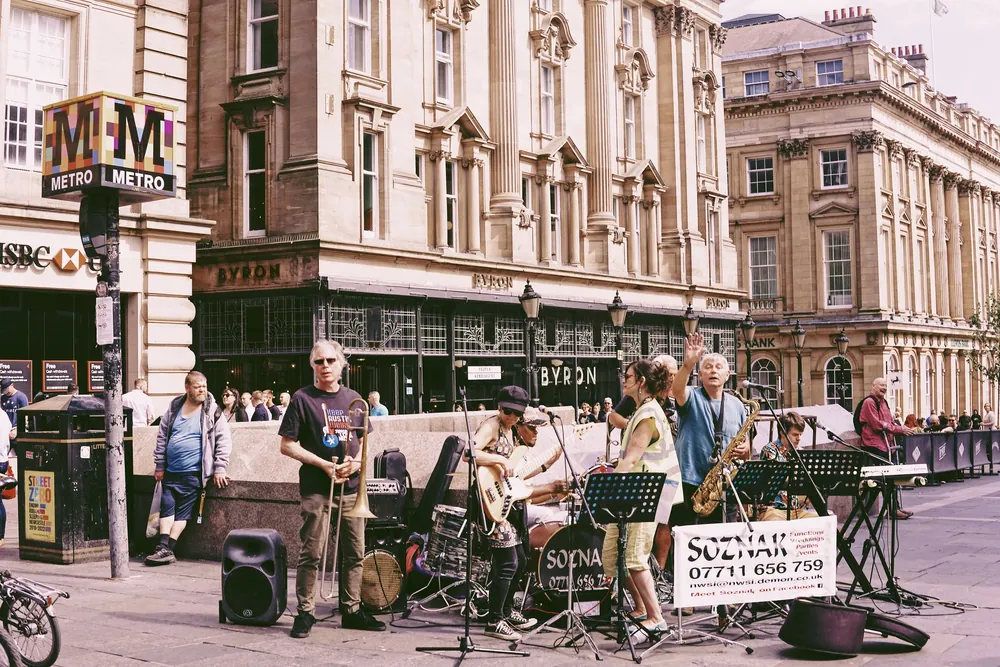 Groupe de musiciens animant une rue du centre de Newcastle upon Tyne