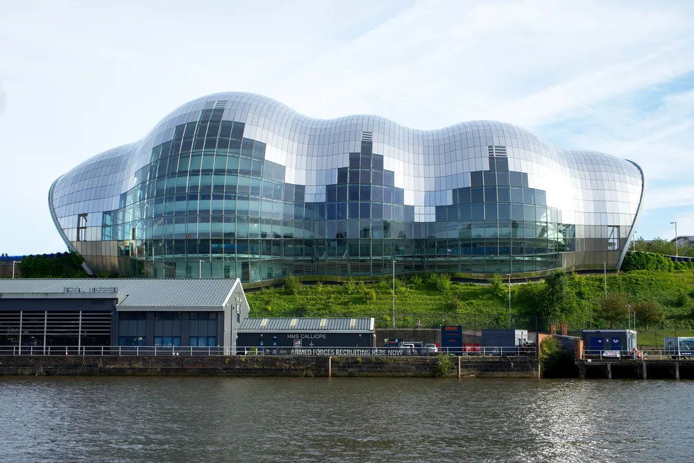 Salle de concert moderne Sage Gateshead au bord de la rivière Tyne