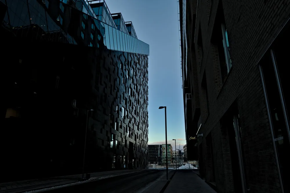 Bâtiments contemporains d'Oslo photographiés à la tombée de la nuit