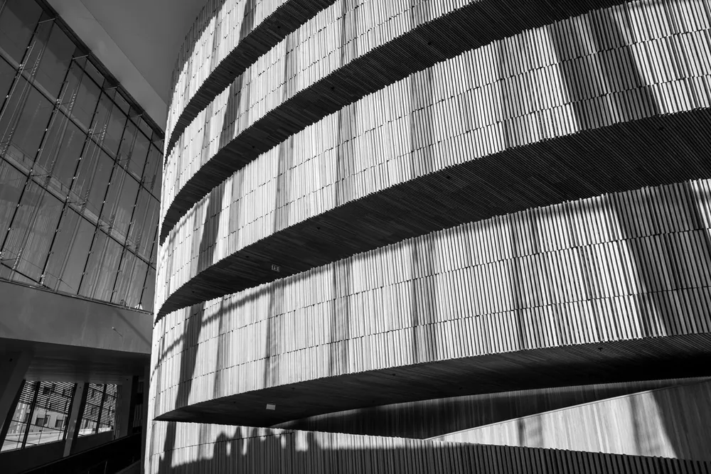 Intérieur courbe de l'Opéra d'Oslo en noir et blanc