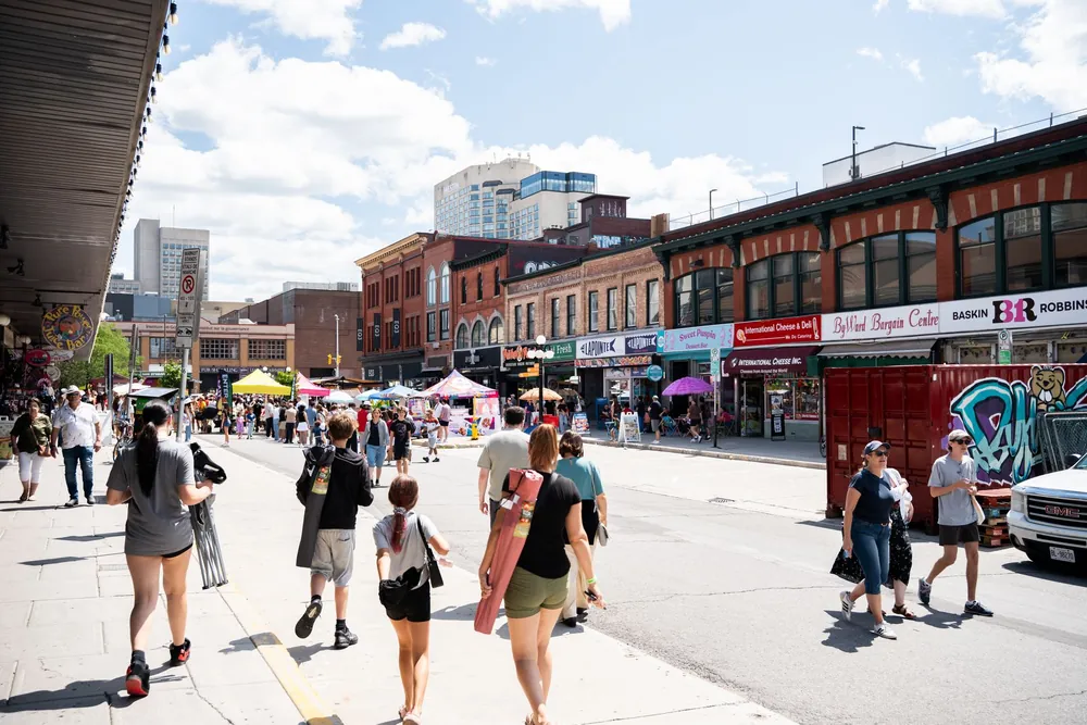 Passants profitant d'une journée ensoleillée au marché By à Ottawa