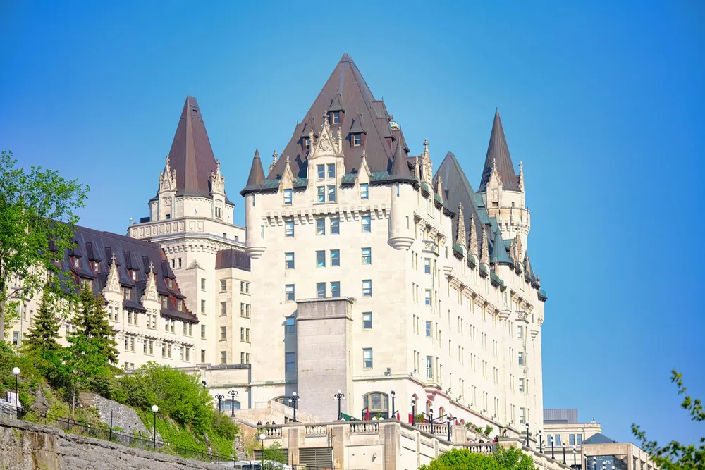Le château Laurier se dresse sous un ciel bleu à Ottawa