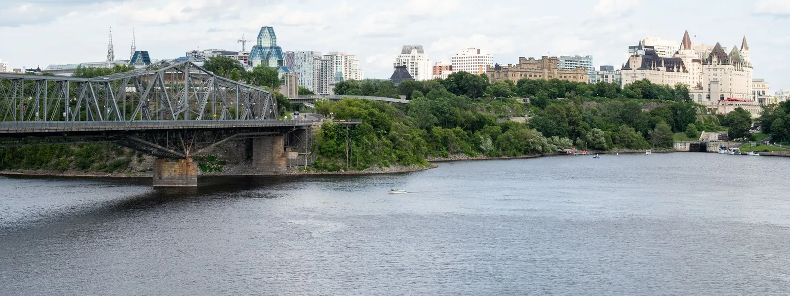 Le pont Alexandra et la rivière bordent la skyline verdoyante d'Ottawa