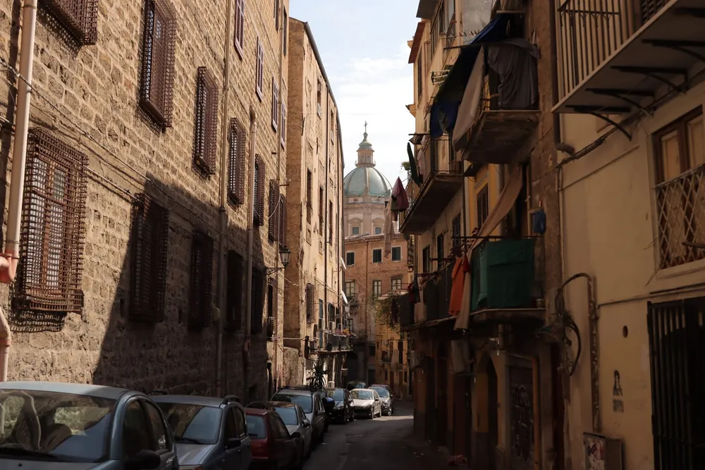 Rue pittoresque de Palerme illustrant la vie urbaine sicilienne