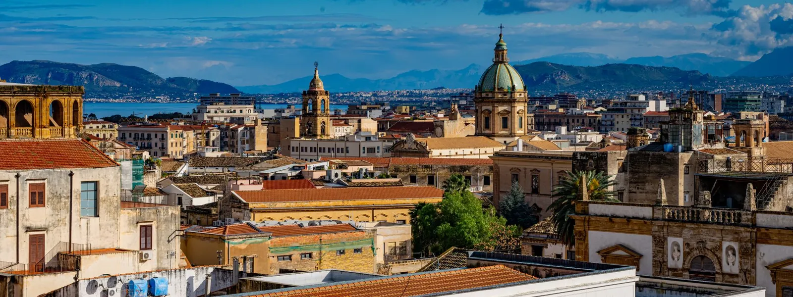 Skyline historique de Palerme en Sicile sous un ciel bleu