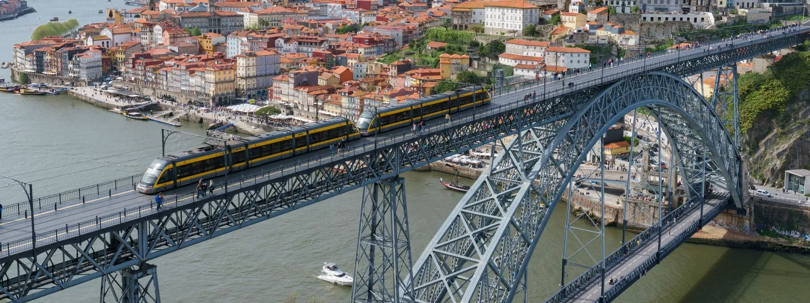 Pont Luís I enjambant le Douro, symbole architectural de la ville de Porto