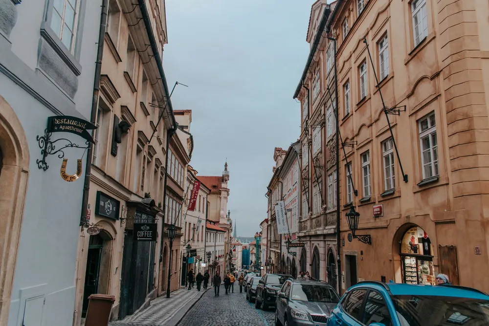 Rue pavée de Prague au charme historique bordée d'architecture classique