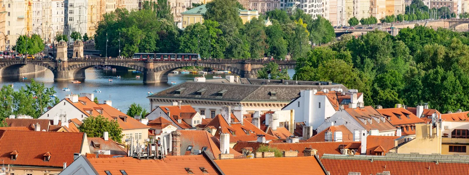 Vue aérienne de Prague mettant en valeur ses ponts et son architecture historique