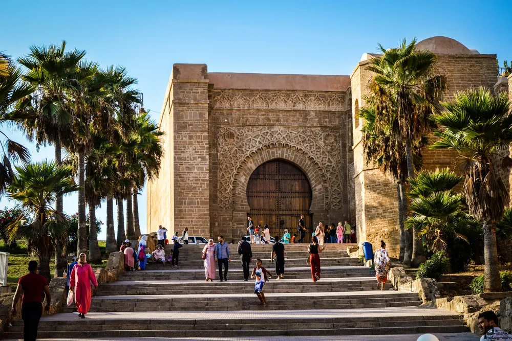 Touristes profitant du soleil devant la porte Bab Oudaïa à Rabat