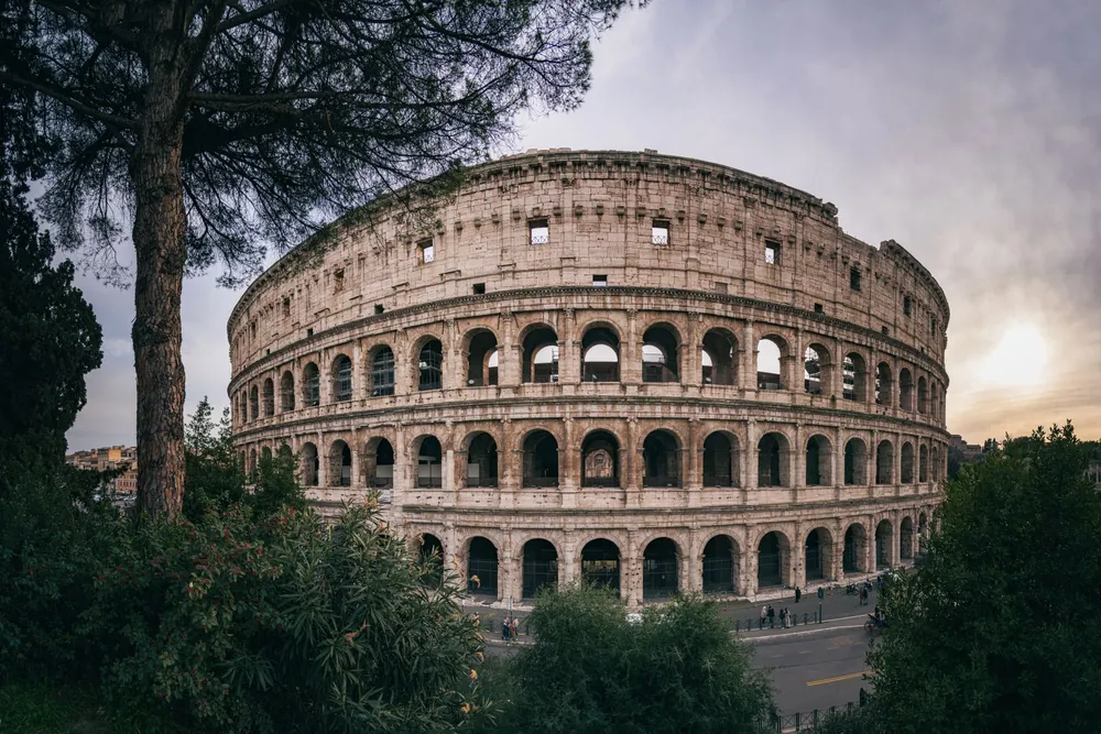 Le Colisée de Rome se détachant sous un ciel de coucher de soleil