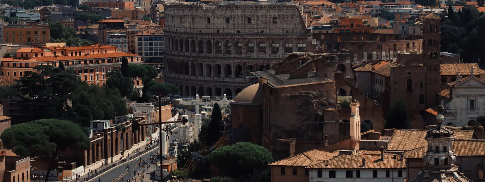 Le Colisée et les toits de Rome vus depuis les airs