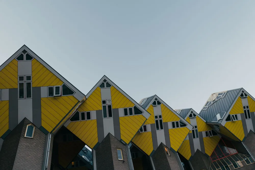 Cube Houses emblématiques de Rotterdam illustrant le design architectural néerlandais