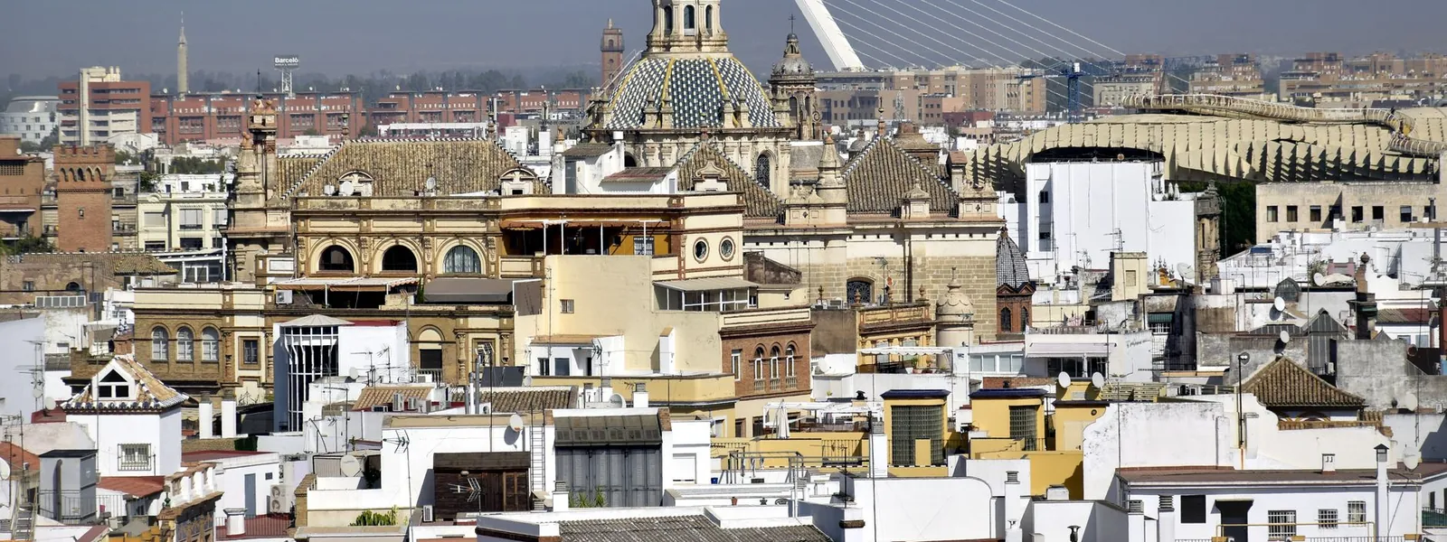 Le pont de l'Alamillo et l'architecture historique dominent l'horizon de Séville