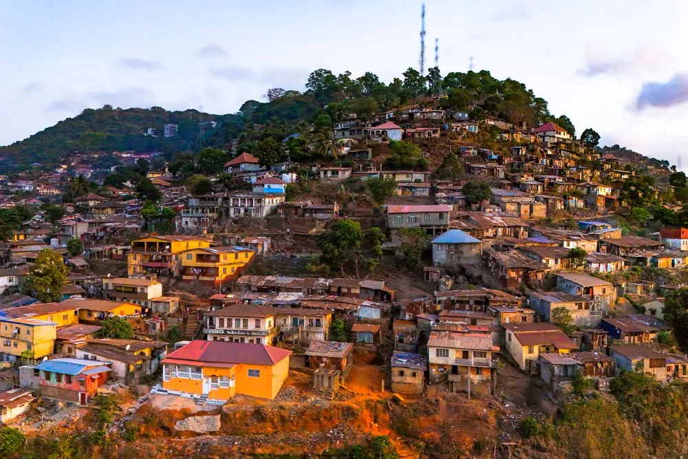 Vue aérienne colorée du mont Aureol et de ses habitations à Freetown