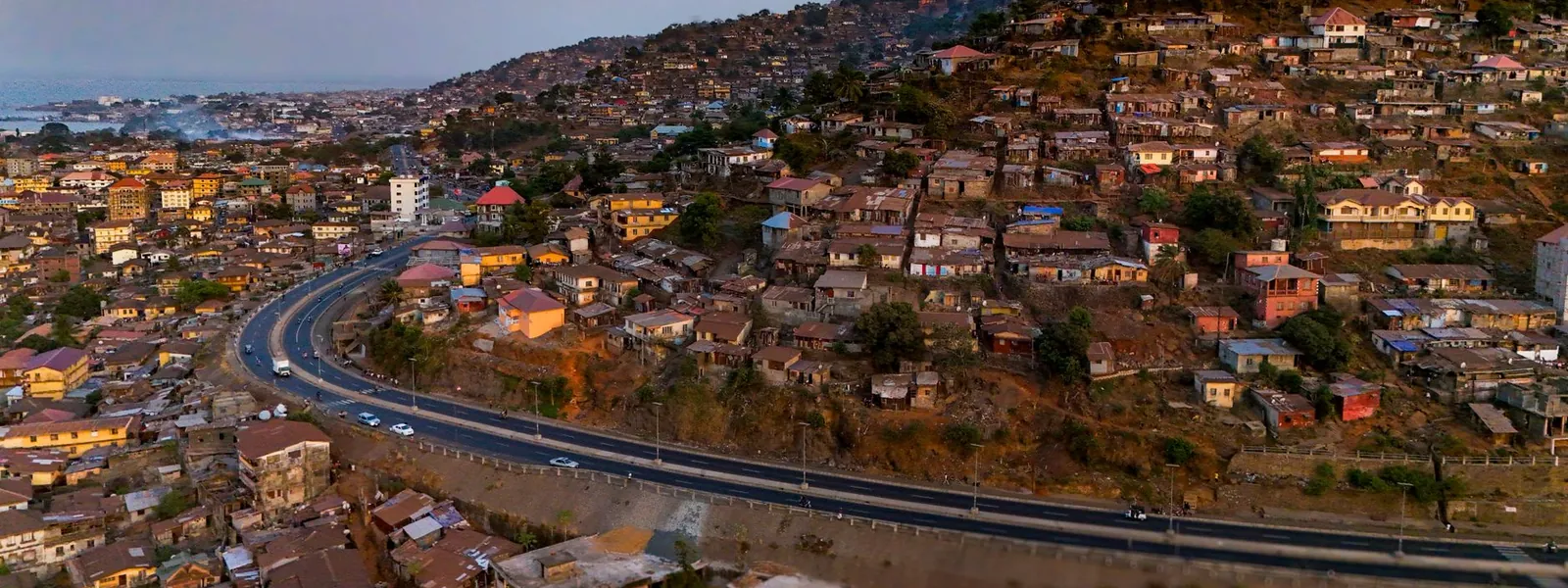 Vue aérienne des maisons à flanc de colline de Freetown en journée