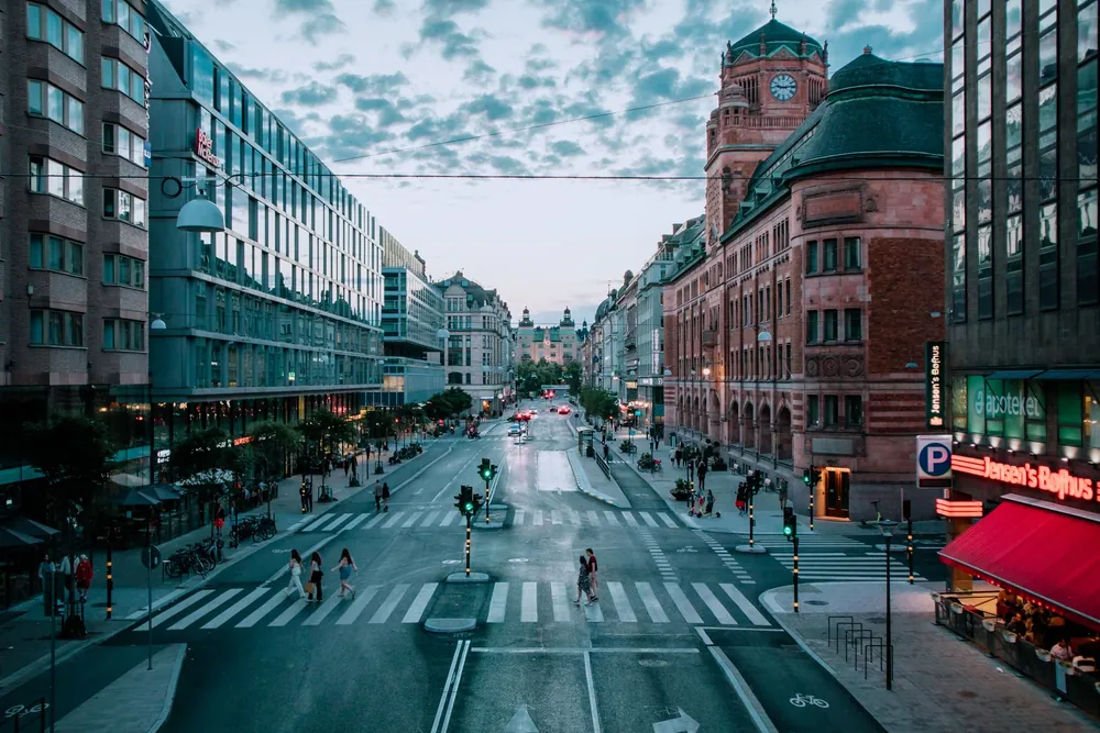 Rues animées de Stockholm illuminées au crépuscule avec architecture historique