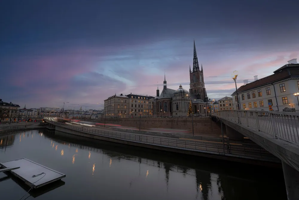 L'église de Riddarholmen à Stockholm se reflétant dans des eaux calmes au crépuscule