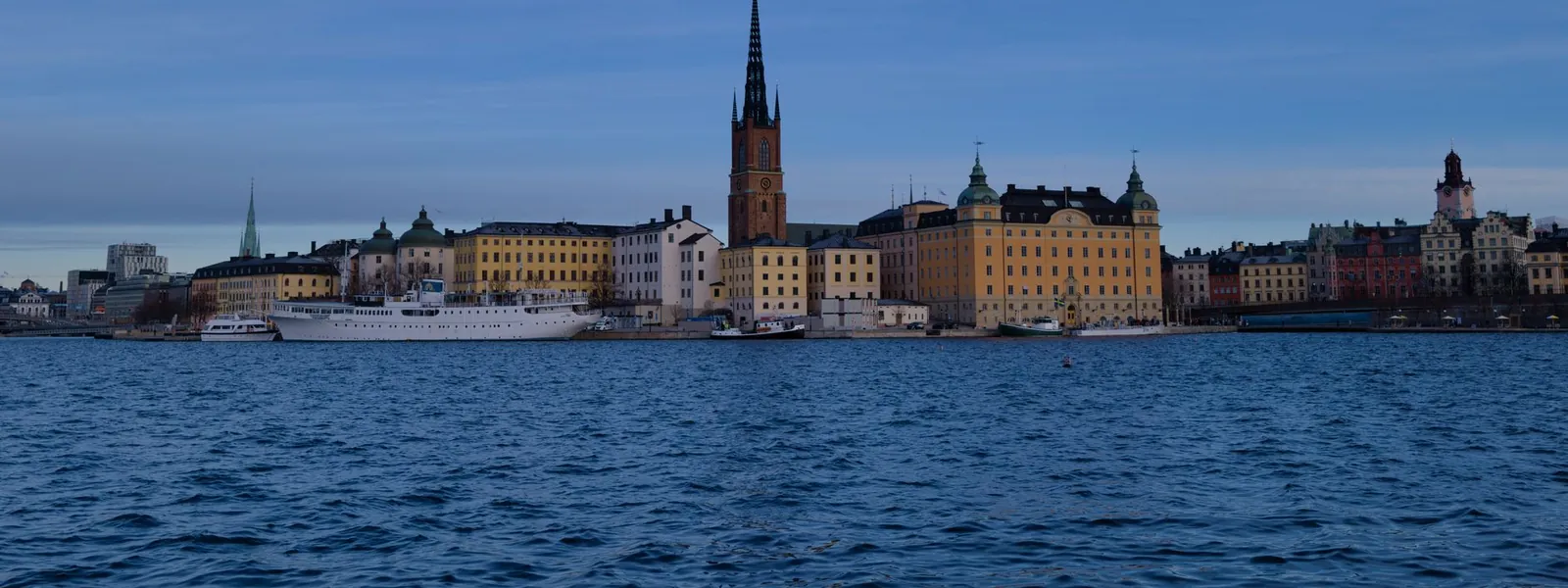 Skyline de Stockholm avec ses bâtiments historiques reflétés dans l'eau
