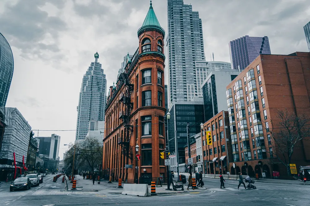 Le Flatiron Building se détache dans le paysage urbain nuageux de Toronto