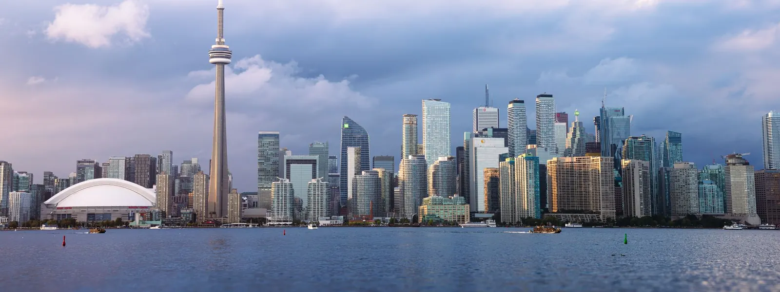 La tour CN domine la skyline de Toronto au coucher du soleil