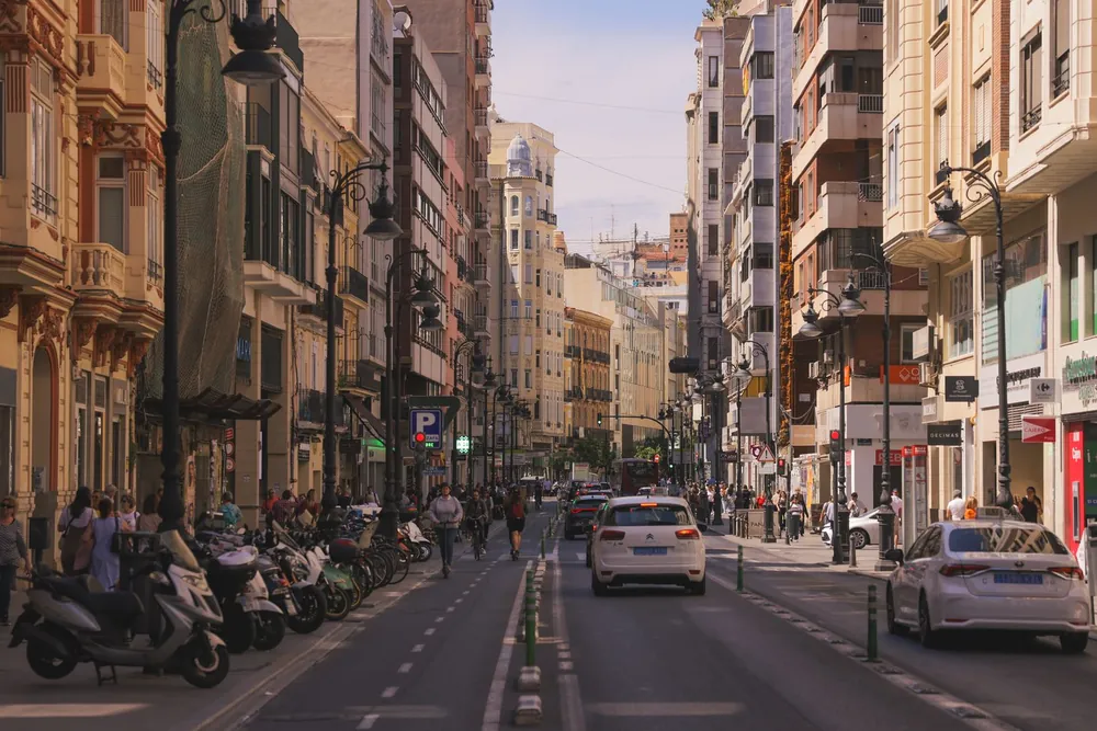 Une rue vivante de Valence bordée d'immeubles à l'architecture classique