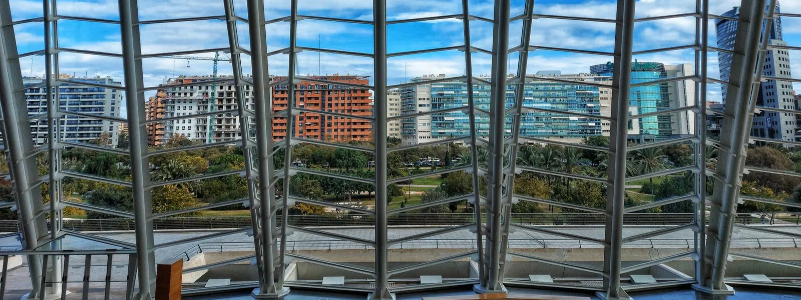 L'intérieur d'un bâtiment moderne de Valence ouvrant sur la ville
