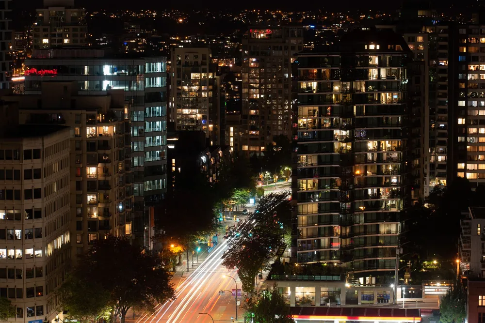 Traînées lumineuses des voitures illuminant le centre-ville de Vancouver la nuit