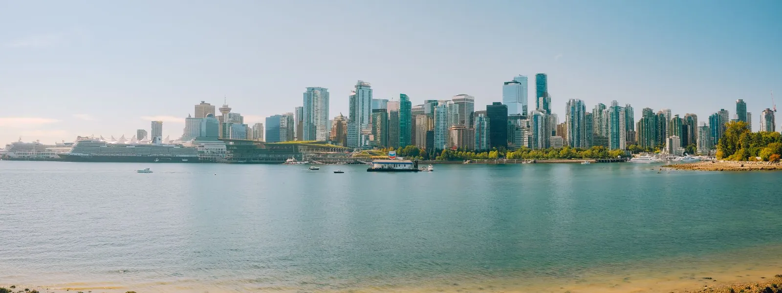 Front de mer et gratte-ciels composent la skyline de Vancouver