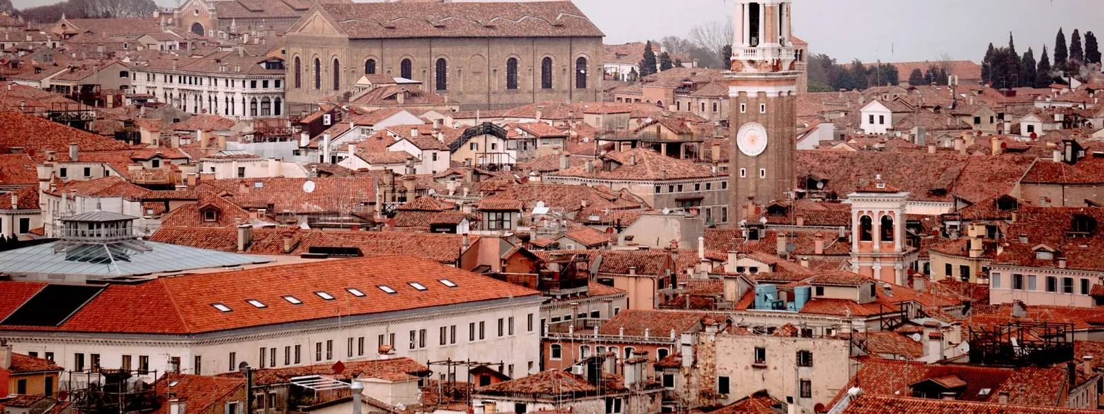 Toits rouges et clochers de Venise vus depuis le ciel