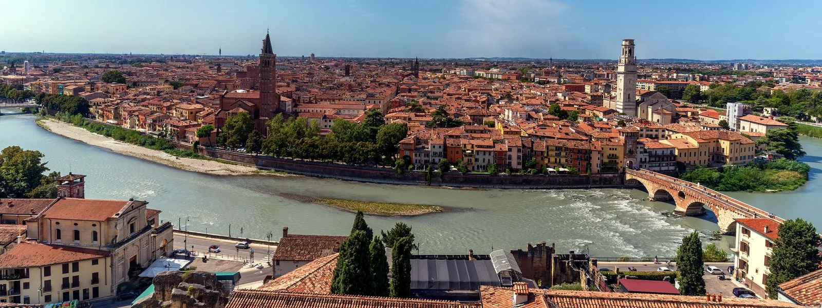 Vérone et l'Adige serpentant entre les bâtiments historiques de la ville