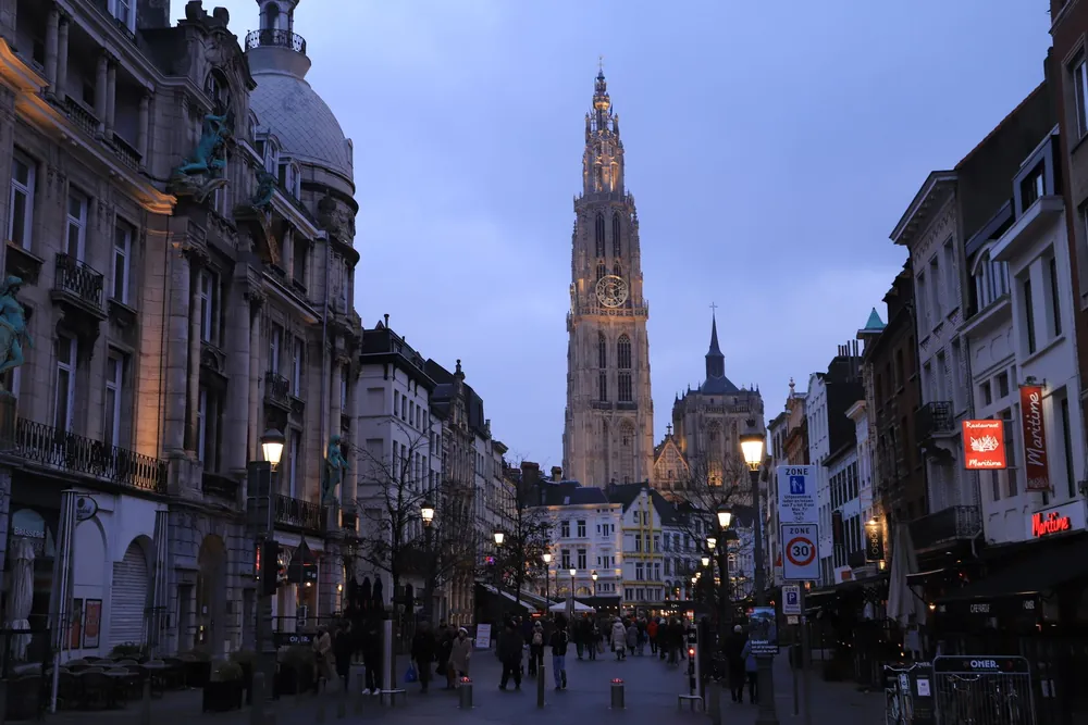 Rue du soir menant à la cathédrale Notre-Dame d'Anvers illuminée