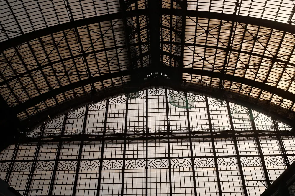 Verrière en fer forgé de la gare centrale d'Anvers vue de l'intérieur