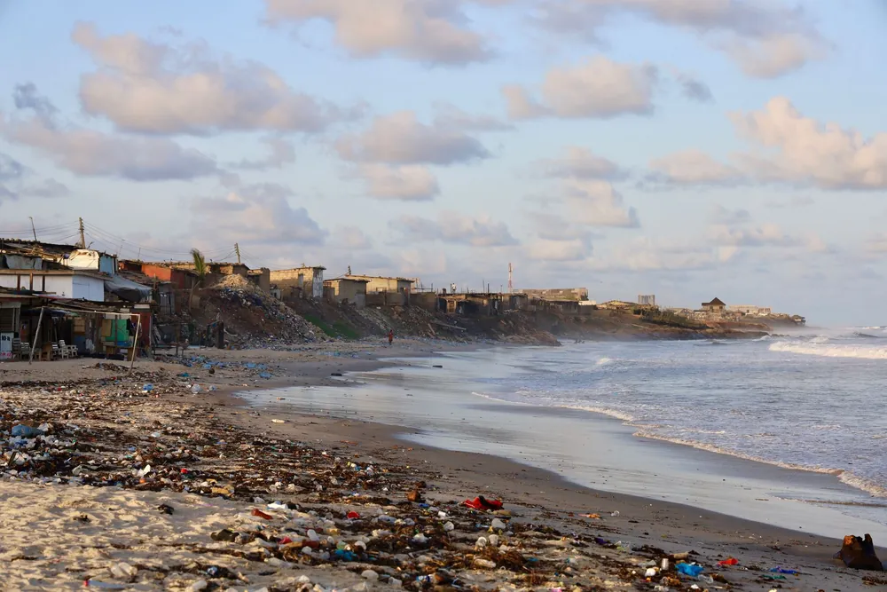 Plage d'Accra avec des bâtiments visibles en arrière-plan