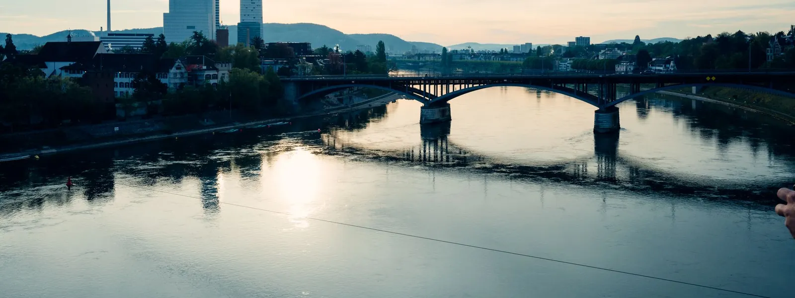 Skyline de Bâle et du Rhin baignés par la lumière du couchant