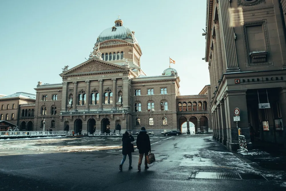 Couple se promenant devant le Palais fédéral suisse un jour d'hiver