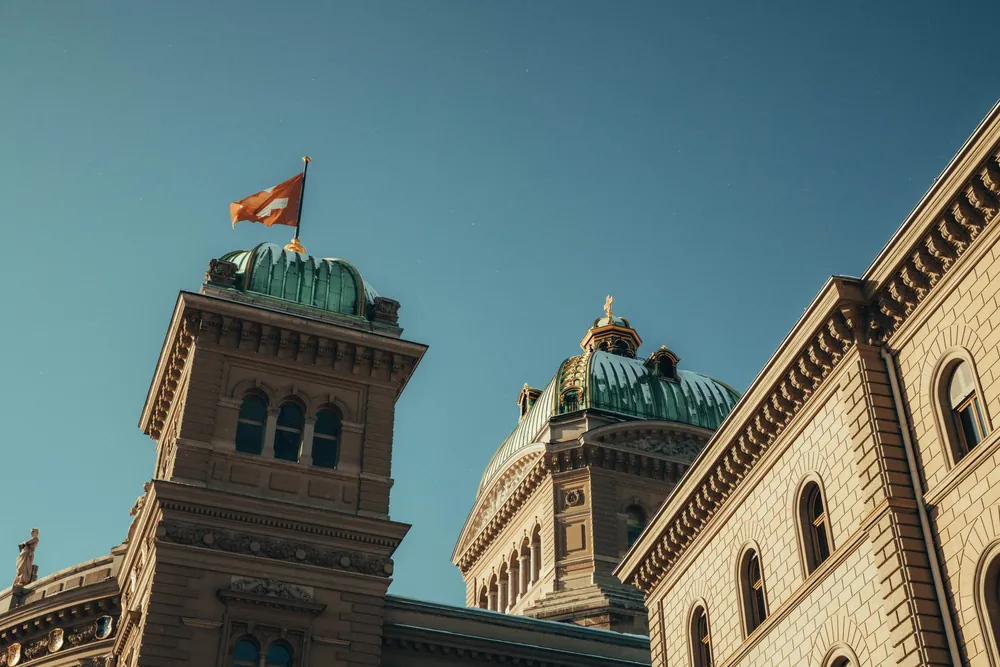 Palais fédéral suisse à Berne photographié en contre-plongée sous un ciel bleu