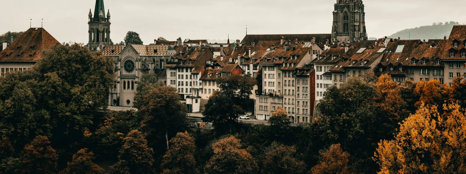 Silhouette de Berne aux couleurs automnales vue depuis un point de vue en hauteur