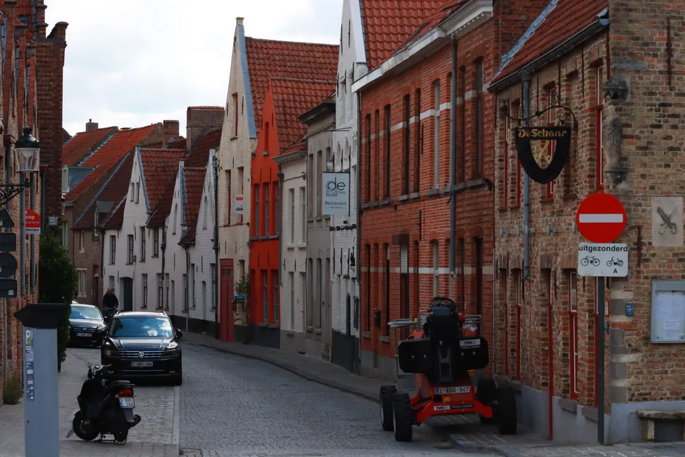 Rue pavée et façades anciennes caractéristiques du centre historique de Bruges
