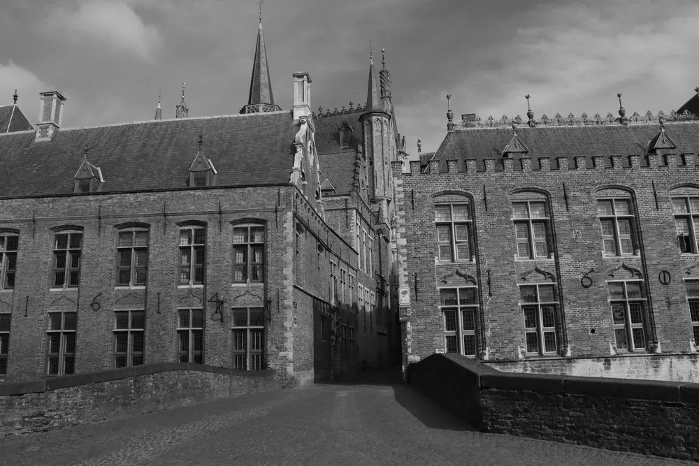 Architecture gothique de Bruges photographiée en noir et blanc