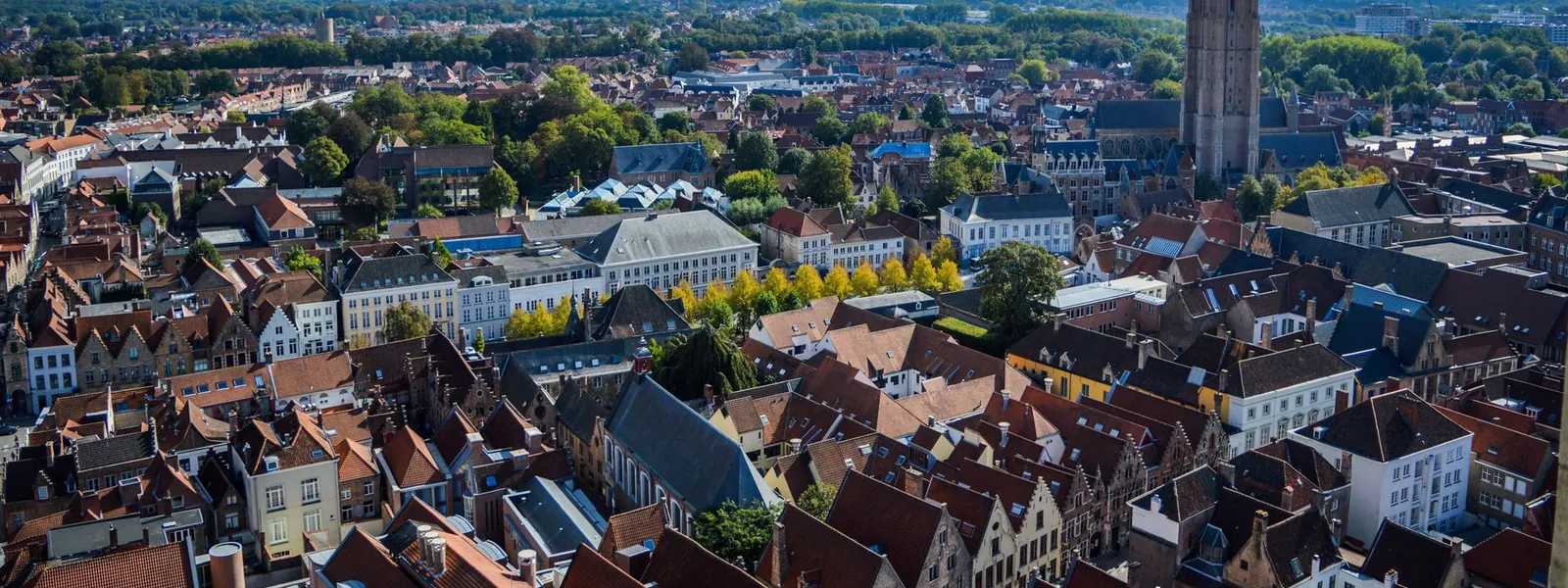 Vue aérienne de Bruges avec son beffroi historique sous un ciel nuageux