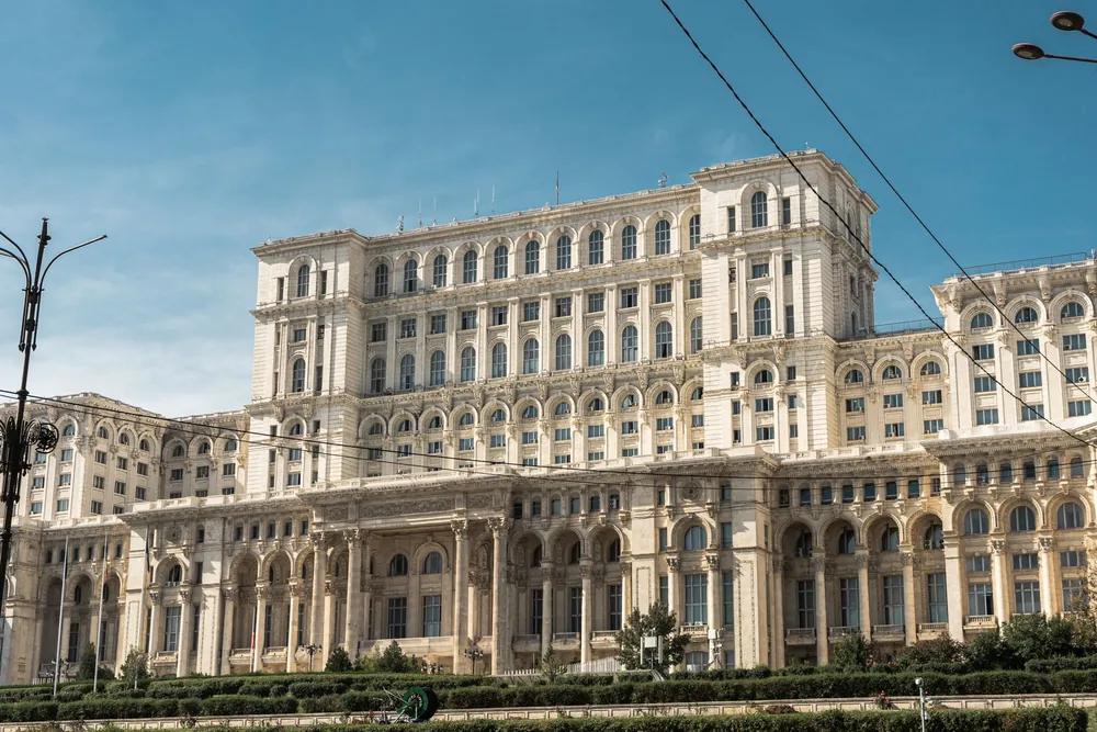 Palais du Parlement de Bucarest sous un ciel dégagé