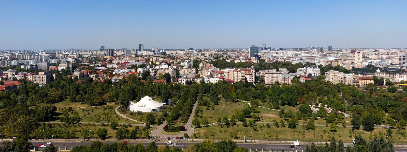 Vue aérienne de Bucarest avec ses parcs verdoyants et son skyline