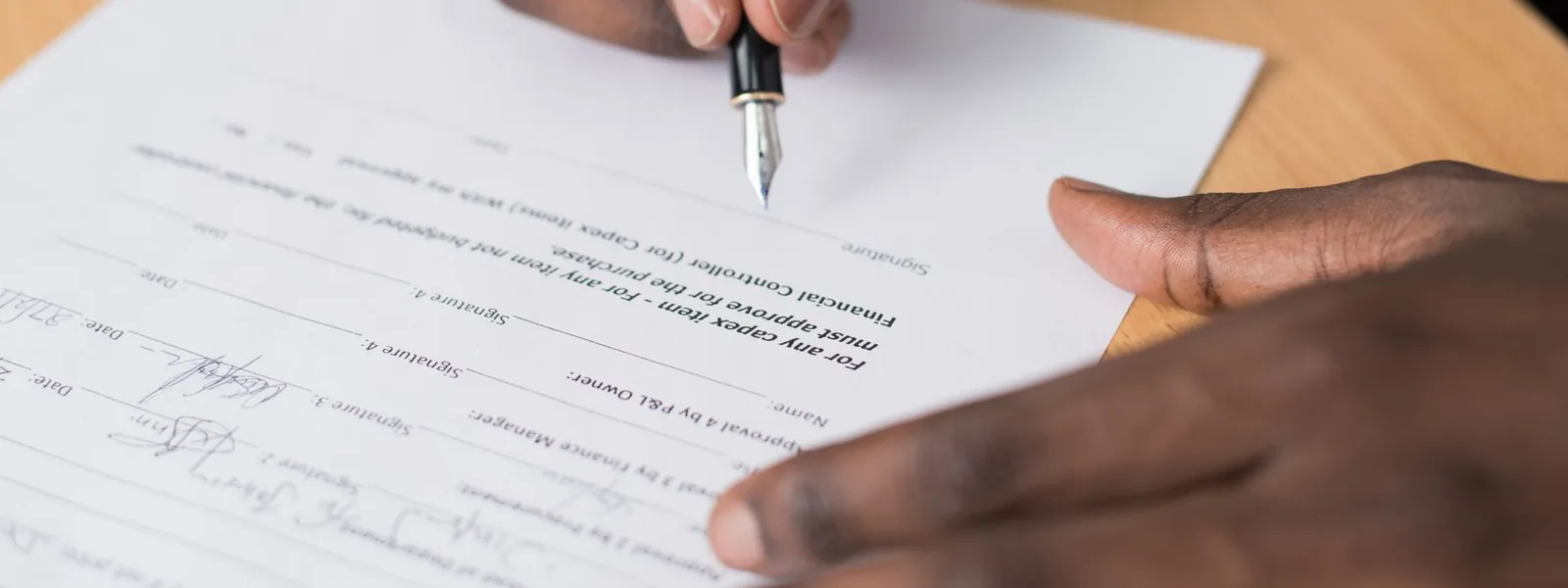 Main signant une convention de stage sur un document officiel