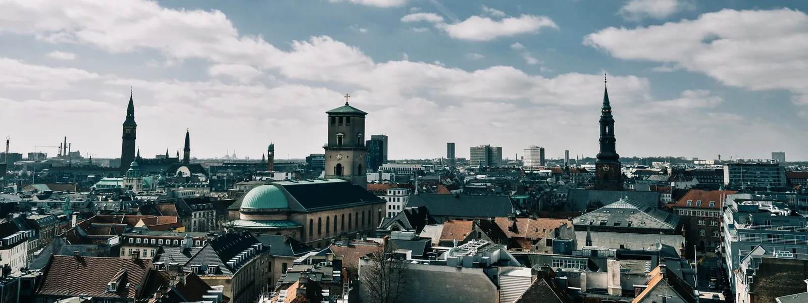 Vue aérienne de Copenhague avec ses clochers historiques sous un ciel bleu