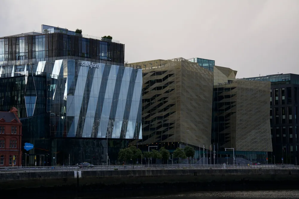 Immeubles modernes aux façades vitrées le long de l'eau à Dublin